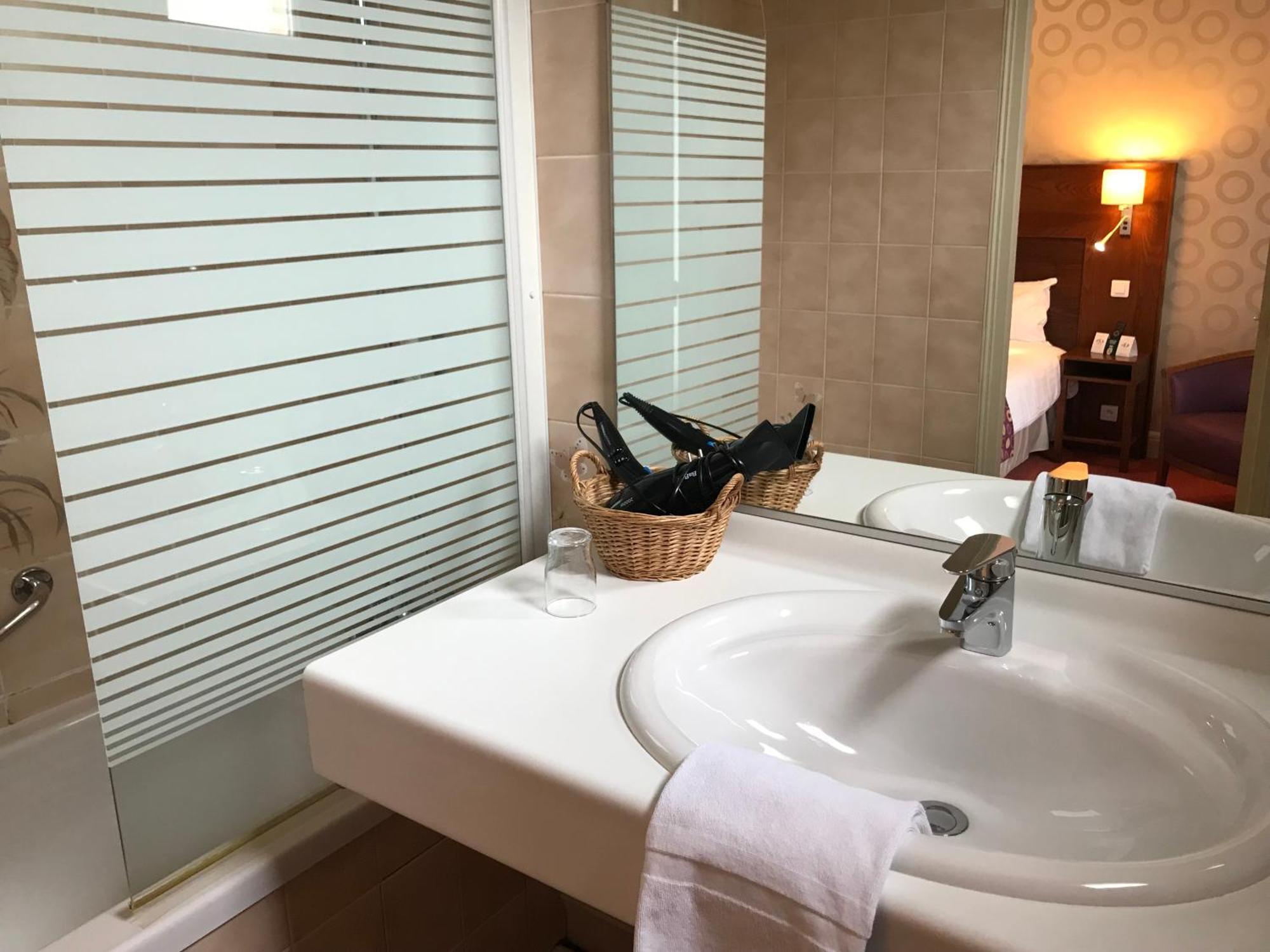 Logis Hotel & Restaurant La Paix Le Nouvion-en-Thierache Zewnętrze zdjęcie